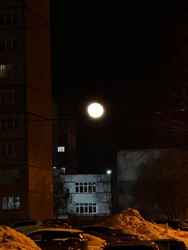 Какая она большая! Полнолуние над Тольятти!
