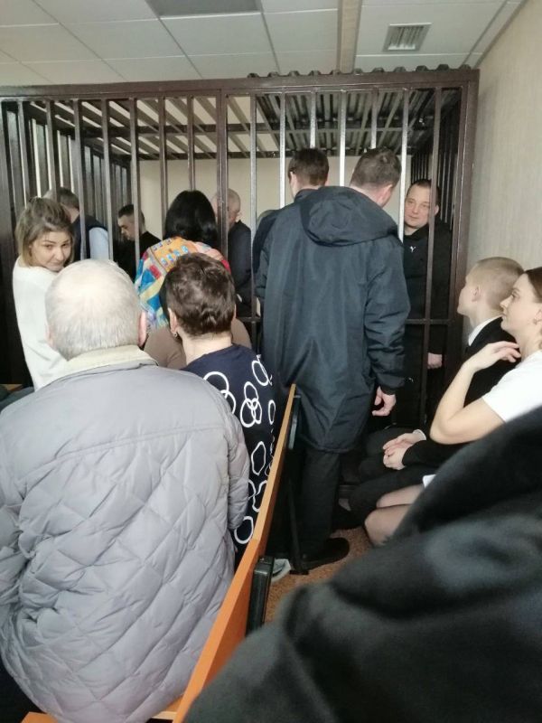 Подсудимых привели в зал заседания