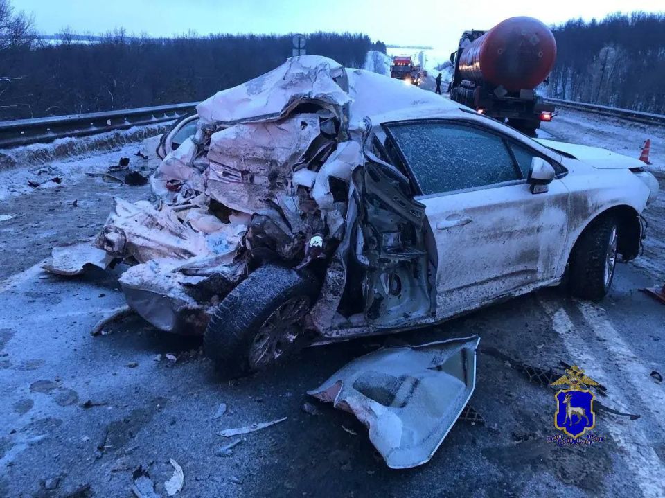 В лобовом столкновении легковушки и грузовика в Самарской области погибла пассажирка