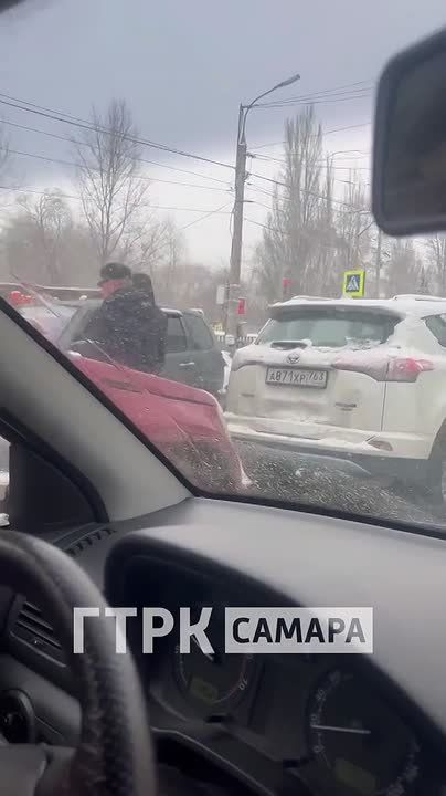 Улица Стара-Загора сейчас стала местом притяжения для аварий — сразу 3 ДТП На пересечении ул. Стара-Загора с Воронежской столкнулись Suzuki и Toyota. Движение в сторону пр. Кирова затруднено