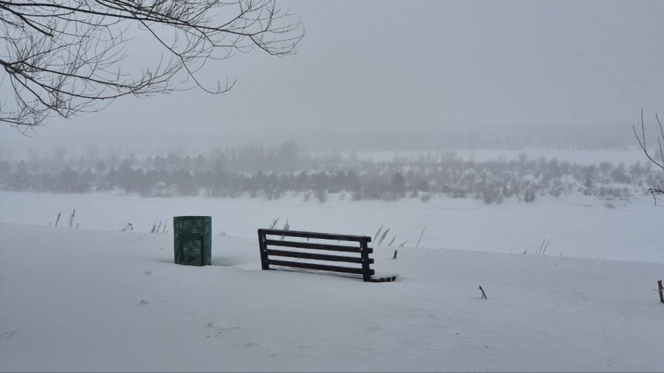 Жители поселка Южный жалуются на закопанные в снег лавочки вдоль Волги