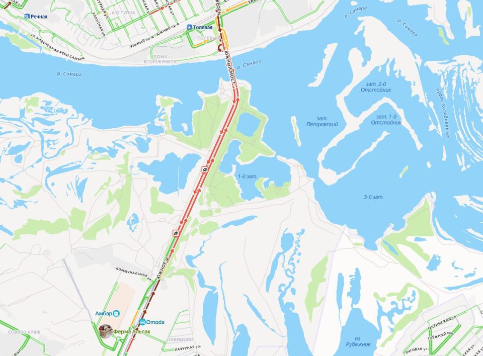 По данным сервиса Яндекс.Карты, на Южном шоссе, не далеко от поста ДПС, фиксируется затрудненное движение (участок отмечен красным цветом)