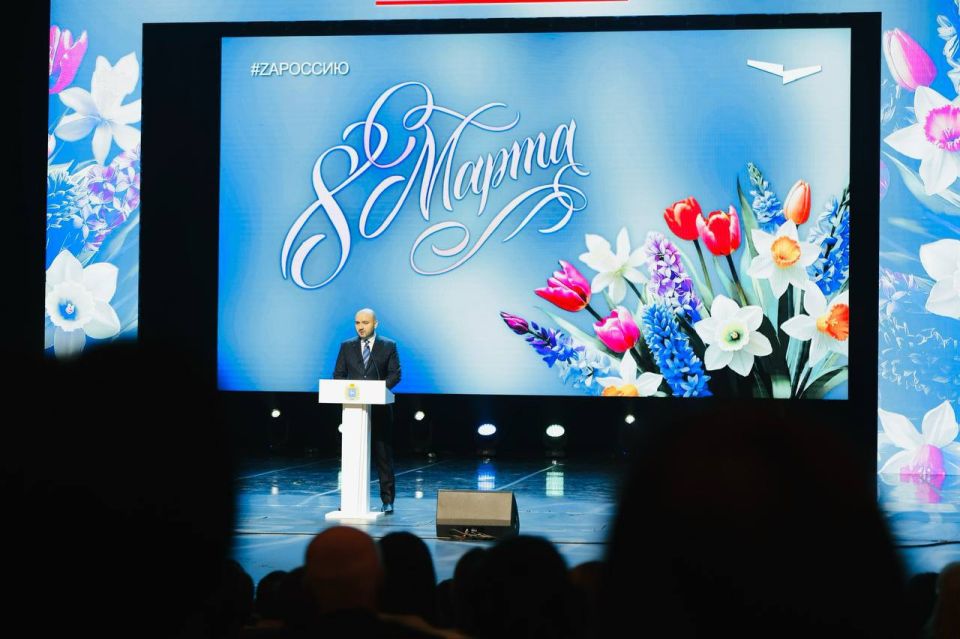 Губернатор Вячеслав Федорищев вручил награды в преддверии 8 Марта