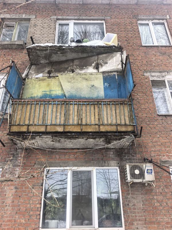 Рухнул балкон из-за схода снега с крыши на ул. Кабельной