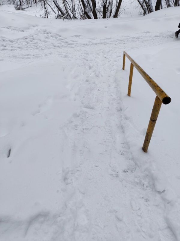 Жители Самары пожаловались на неочищенную от снега лестницу по адресу Шверника, 2