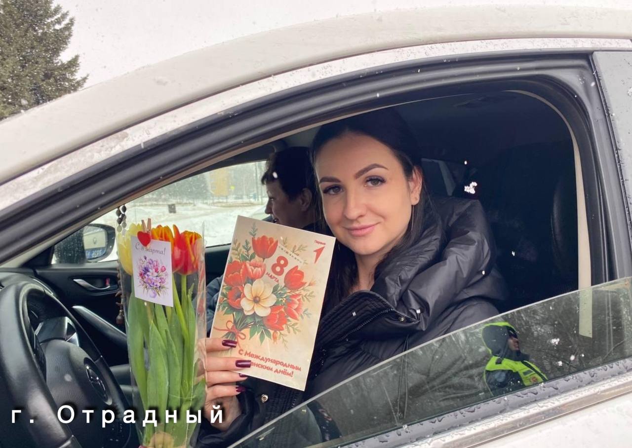 Сотрудники отделения Госавтоинспекции ОМВД России по г. Отрадному провели акцию «Цветы для автоледи»