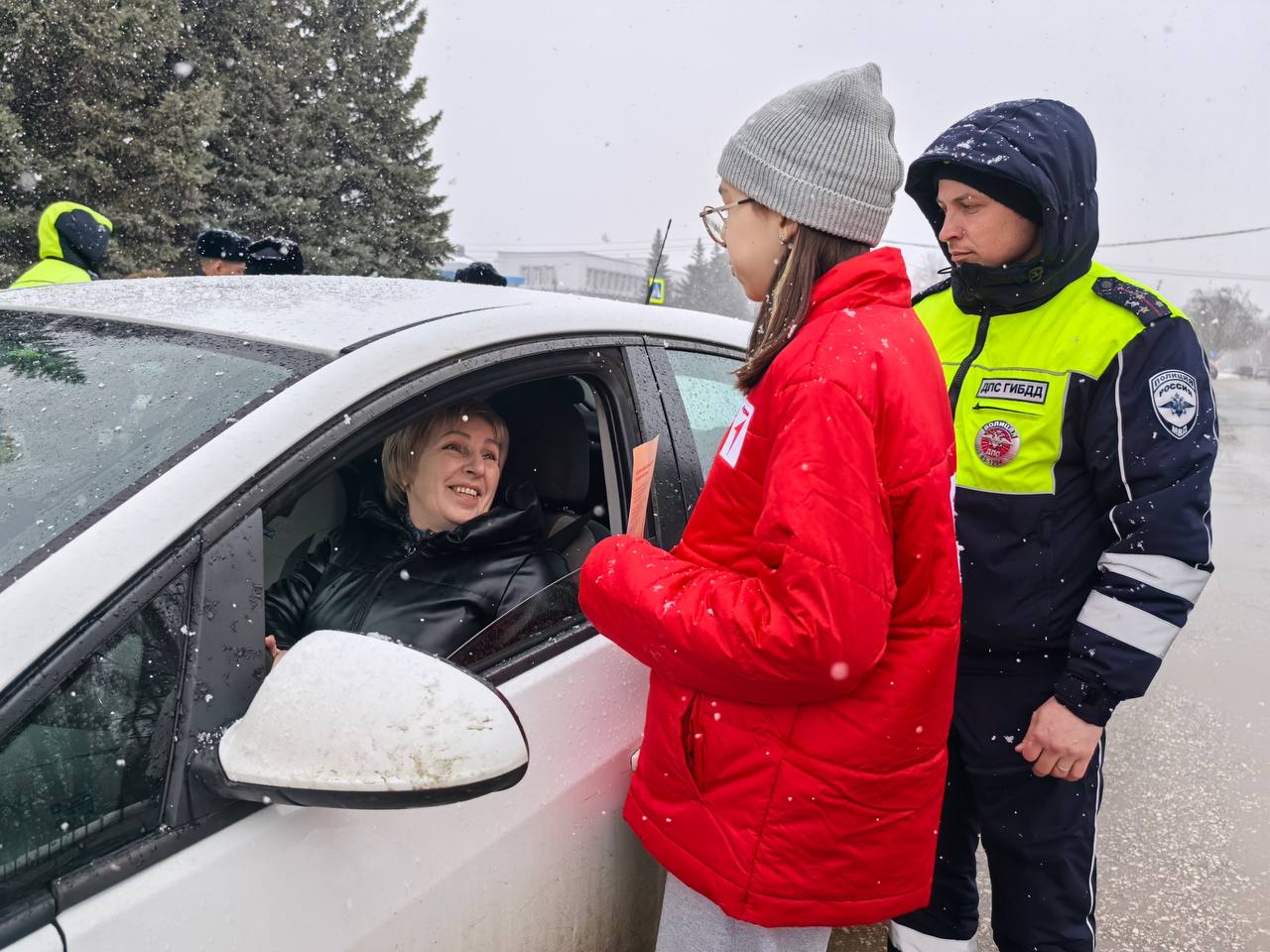 Сотрудники отделения Госавтоинспекции ОМВД России по г. Отрадному провели акцию «Цветы для автоледи» Сотрудники отделения Госавтоинспекции ОМВД России по г. Отрадному провели акцию «Цветы для автоледи»