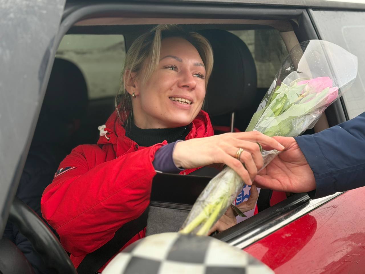 Заместитель главного государственного инспектора безопасности дорожного движения по Самарской области Дмитрий Козлов вместе с популярными радиоведущими вручали цветы автоледи на улицах Самары Заместитель главного государственного инспектора безопасности дорожного движения по Самарской области Дмитрий Козлов вместе с популярными радиоведущими вручали цветы автоледи на улицах Самары