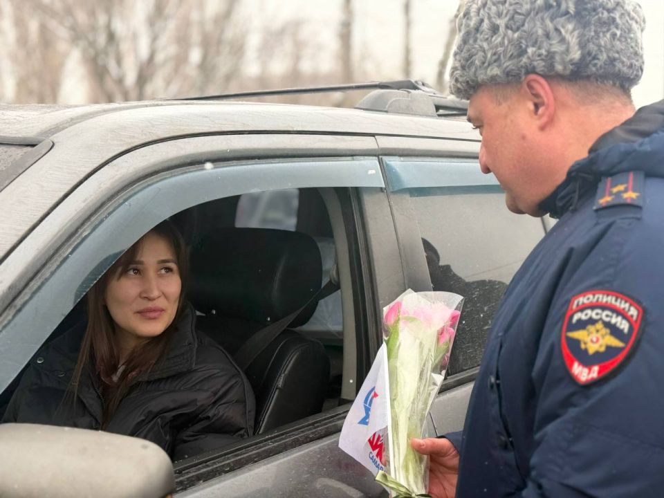 Заместитель главного государственного инспектора безопасности дорожного движения по Самарской области Дмитрий Козлов вместе с популярными радиоведущими вручали цветы автоледи на улицах Самары