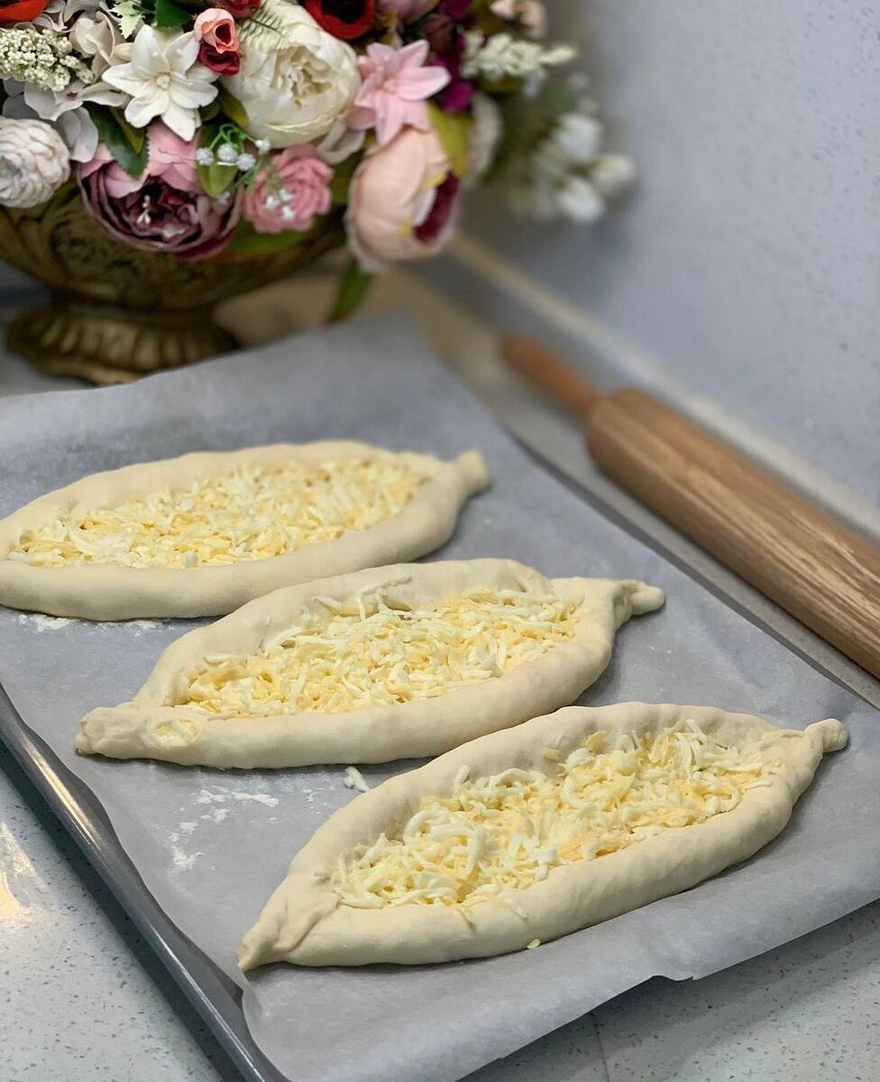 Аджарские хачапури: кулинарное произведение искусства с тянущимся сыром