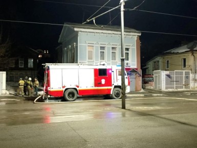 Пожар в старинном доме произошел в центре Самары