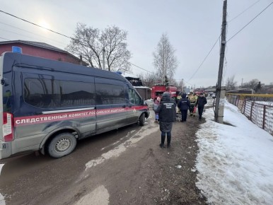 Сотрудники СК выехали на место двойного ЧП в Красноярском районе, где утром взорвался частный дом и в пожаре погибли 2 человека