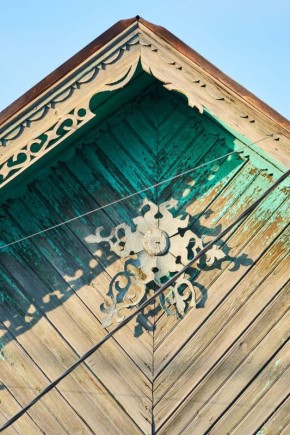 Вы замечали на фронтонах деревянных домов стилизованные изображения солнца?