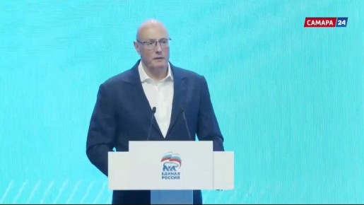 На сцене выступает заместитель председателя Правительства России Дмитрий Чернышенко