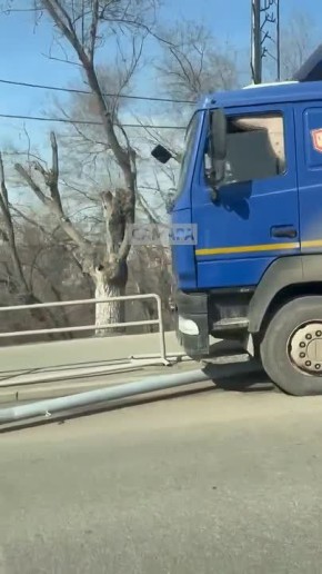 Самосвал снес световую опору в Самаре
