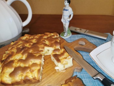 Шарлотка с оригинальным акцентом: как сливам удалось изменить классический рецепт