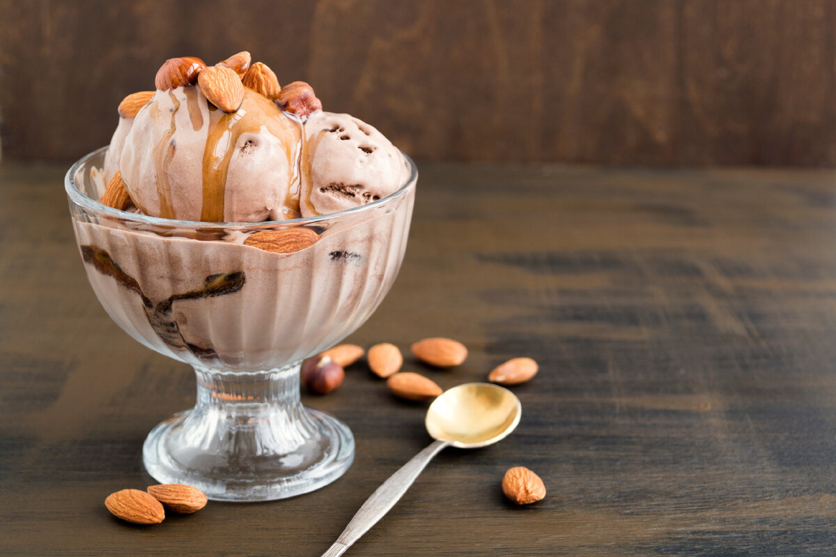 Летний десерт мечты: восхитительное мороженое с орехами в карамели