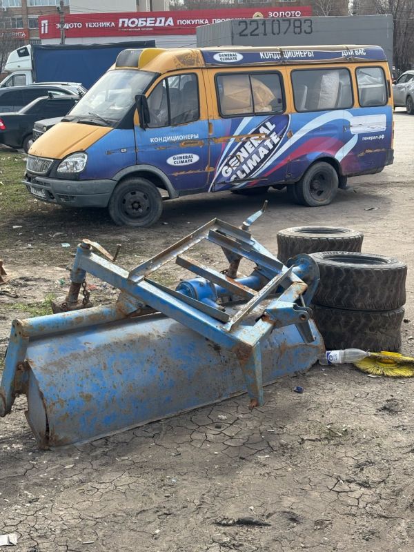 Жители Самары обратили внимание на брошенный ковш от снегоуборочной машины