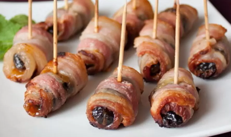 Вкусная закуска для праздников: чернослив в беконе с сыром