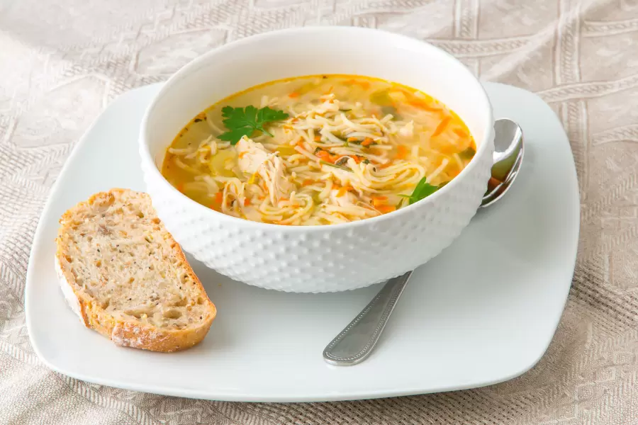 Нежный куриный суп с вермишелью и вкусным чесноком: просто и удивительно