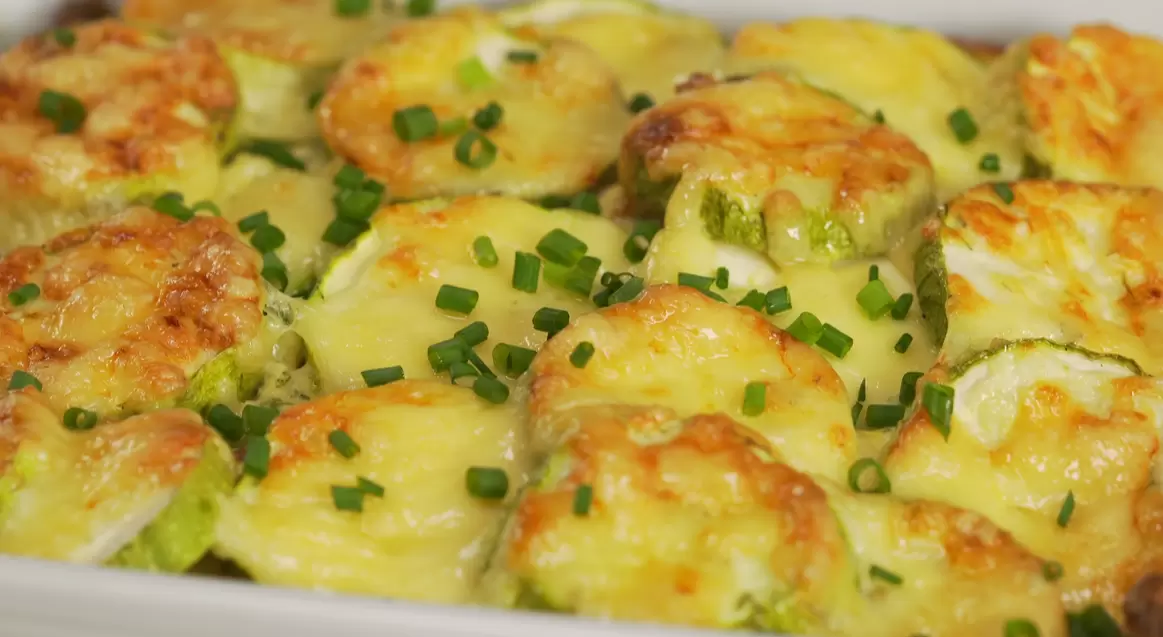 Гратен с кабачками и мясом: простое семейное блюдо с нежной сырной корочкой