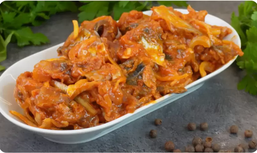 Томатная скумбрия с пикантным маринадом: легкий рецепт, который влюбит в себя