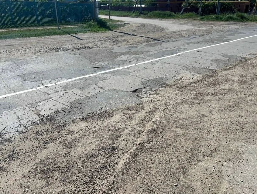 В селе под Тольятти вместо ремонта дороги получили новую разметку поверх ям