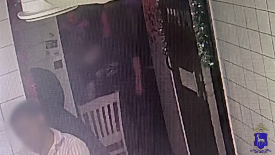 В Самаре мужчина обвиняется полицейскими в краже денег из сумки, оставленной студенткой без присмотра в баре в новогоднюю ночь