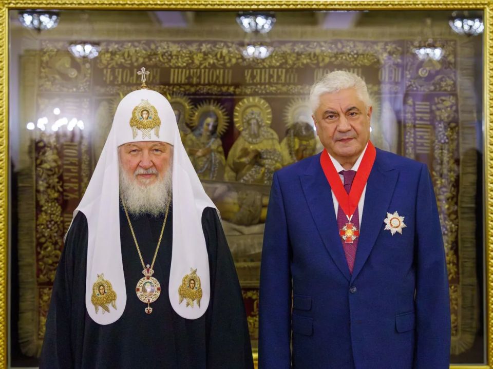 Ирина Волк: Сегодня Святейший Патриарх Кирилл вручил Министру внутренних дел Российской Федерации Владимиру Колокольцеву орден благоверного князя Александра Невского II степени Ирина Волк: Сегодня Святейший Патриарх Кирилл вручил Министру внутренних дел Российской Федерации Владимиру Колокольцеву орден благоверного князя Александра Невского II степени