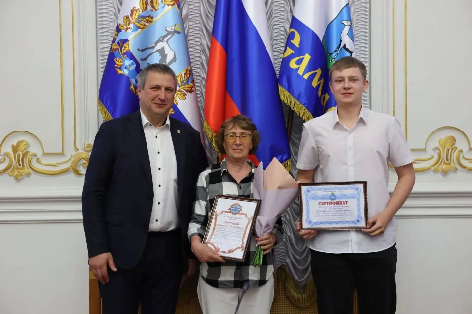 Глава Самары Иван Носков вручил первые денежные сертификаты выпускникам школ Глава Самары Иван Носков вручил первые денежные сертификаты выпускникам школ