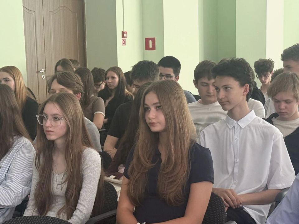 Сотрудники следственного управления СК России по Самарской области организовали для учащихся школы встречу с ветераном следственных органов Сотрудники следственного управления СК России по Самарской области организовали для учащихся школы встречу с ветераном следственных органов