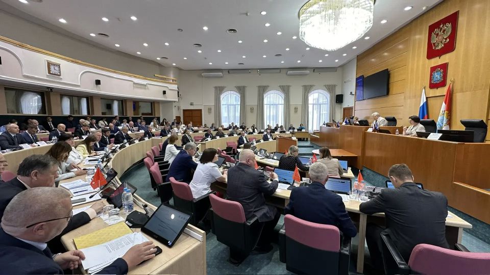 В Самарской Губернской Думе проходит 65 заседание парламента под председательством Геннадия Котельникова