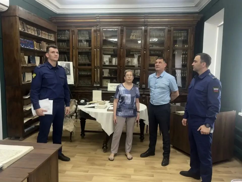 Вольская межрайонная прокуратура совместно с администрацией и подрядными организациями провели выездной осмотр зданий МДОУ «Детский сад № 6 «Колобок» и МУК «Централизованная библиотечная система»