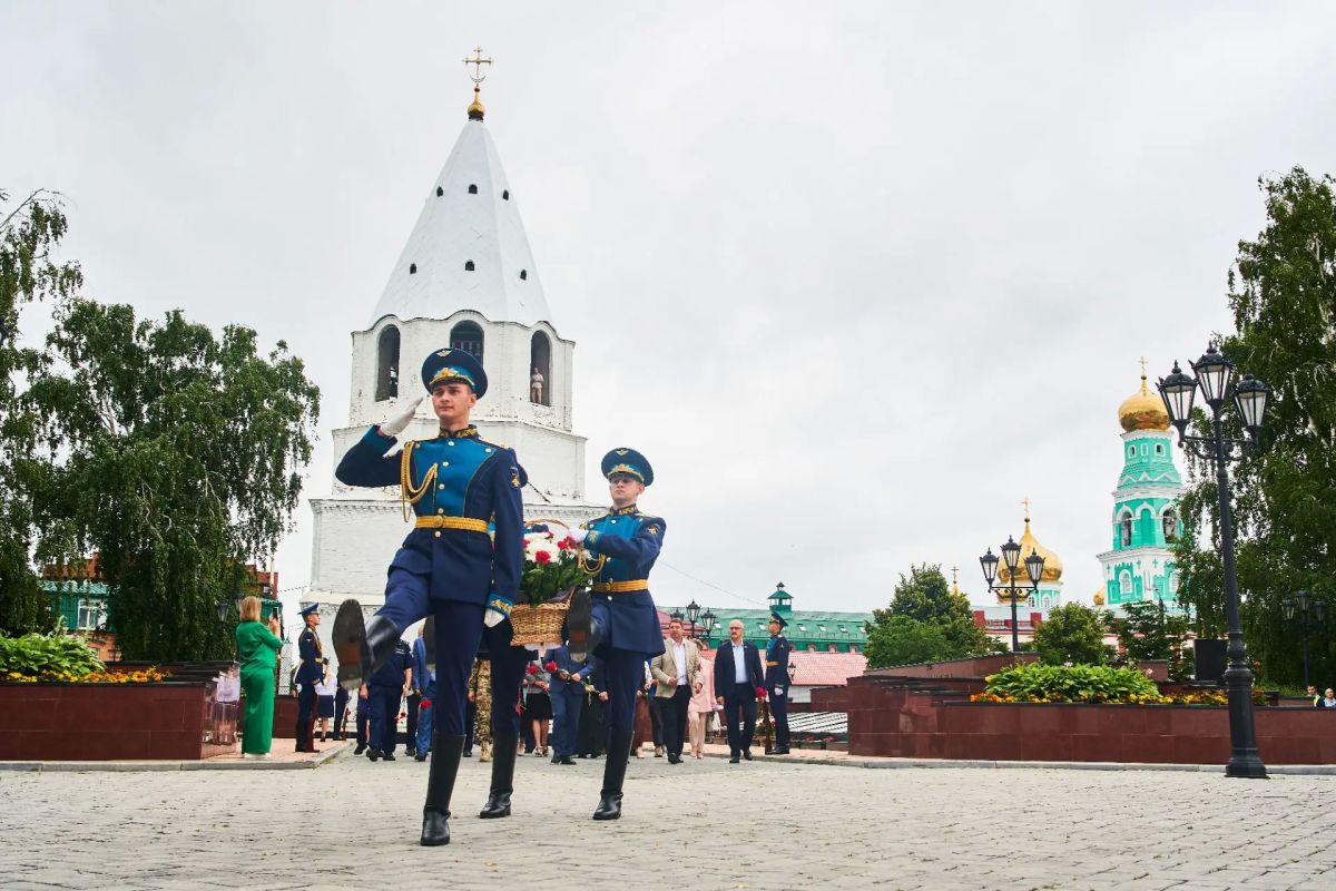 День памяти и скорби. Сегодня на площади Сызранского кремля прошёл митинг с возложением цветов к братским захоронениям и Вечному огню. 85 лет назад фашистская Германия вероломно напала на нашу страну