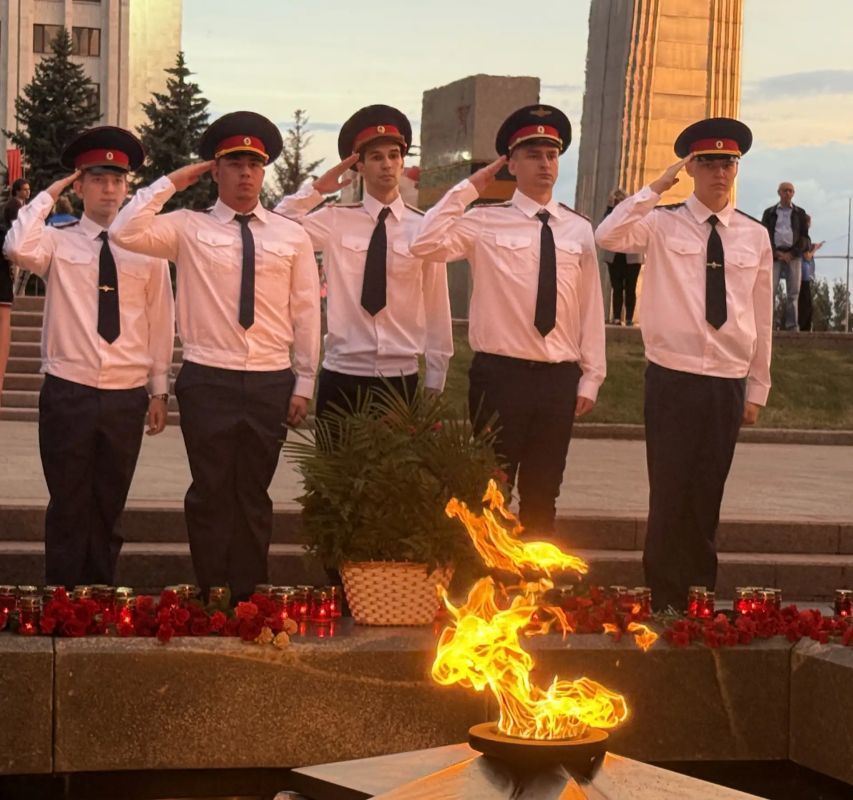 Сотрудники следственного управления и обучающиеся Московской академии и кадетского корпуса СК России в День памяти и скорби приняли участие в патриотической акции «Огненные картины войны» Сотрудники следственного управления и обучающиеся Московской академии и кадетского корпуса СК России в День памяти и скорби приняли участие в патриотической акции «Огненные картины войны»