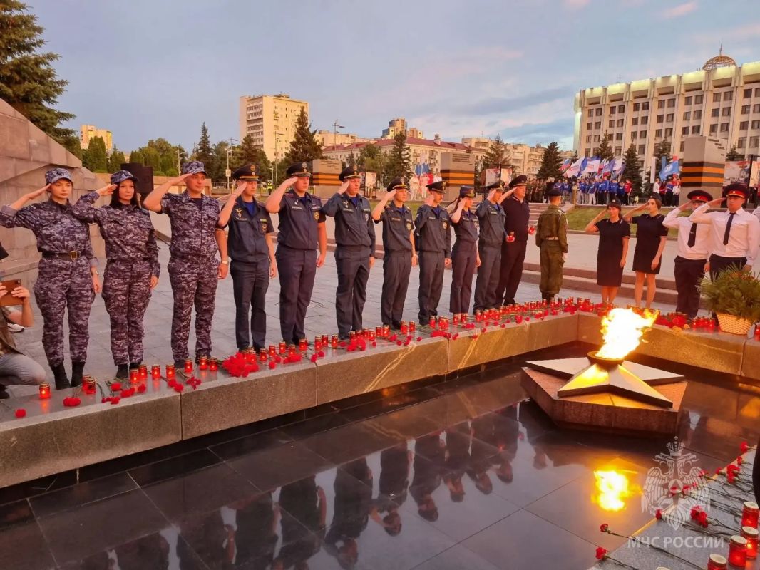Вспоминая прошлое, чтим героев: сотрудники регионального МЧС присоединились к акции "Свеча памяти"