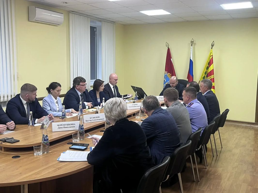 В Шентале в режиме ВКС губернатор Самарской области Вячеслав Федорищев проводит оперативное совещание с членами правительства региона