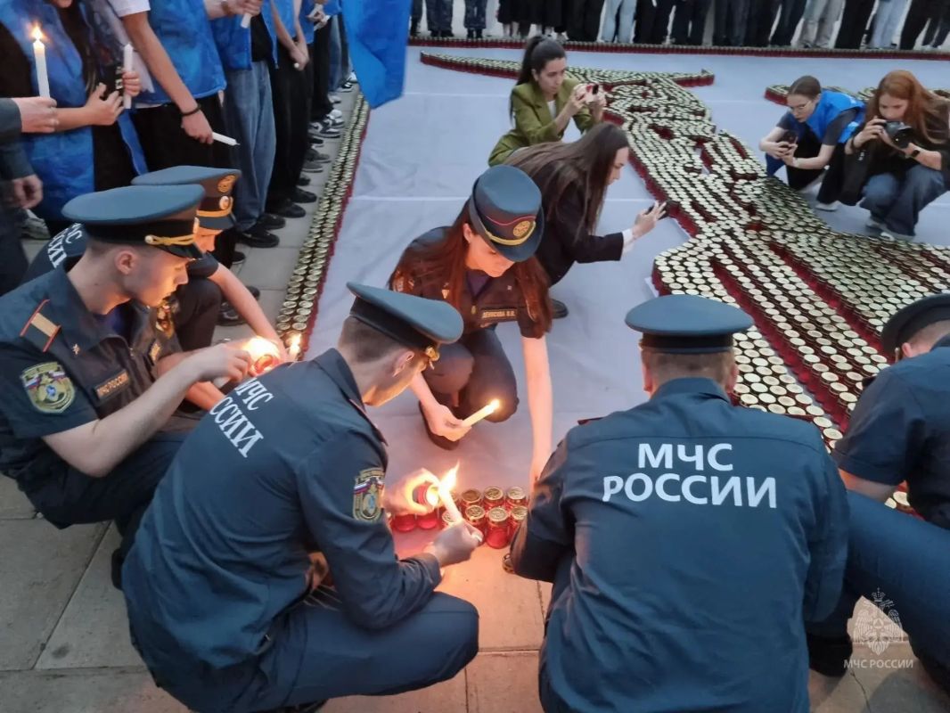 Вспоминая прошлое, чтим героев: сотрудники регионального МЧС присоединились к акции "Свеча памяти" Вспоминая прошлое, чтим героев: сотрудники регионального МЧС присоединились к акции "Свеча памяти"
