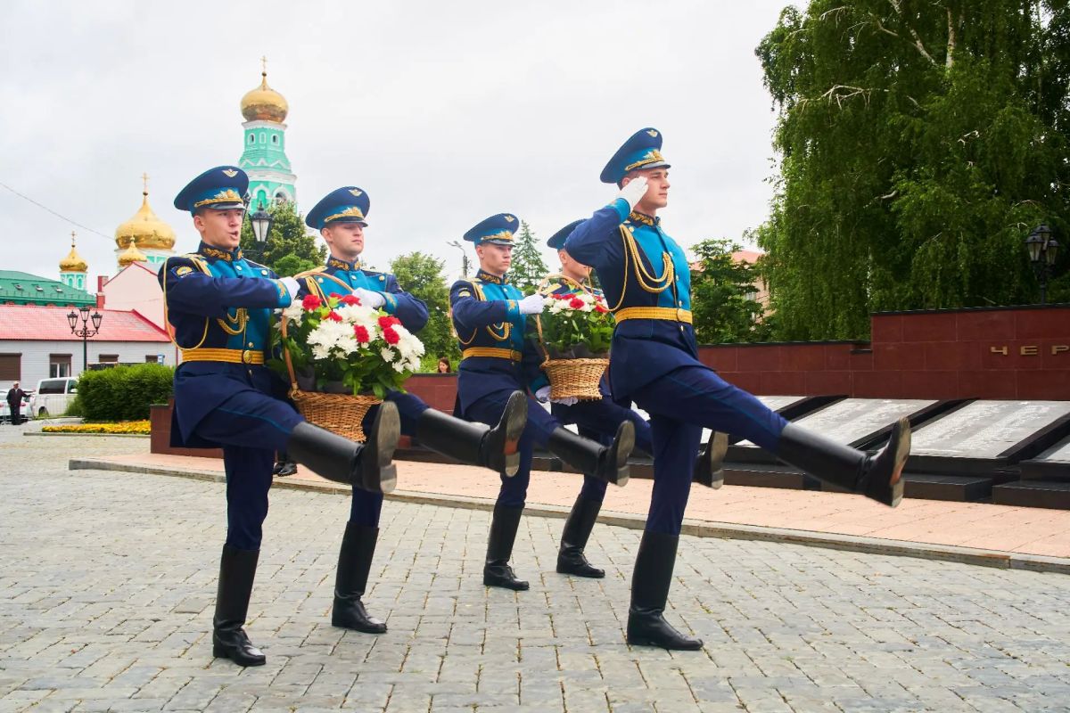 День памяти и скорби. Сегодня на площади Сызранского кремля прошёл митинг с возложением цветов к братским захоронениям и Вечному огню. 85 лет назад фашистская Германия вероломно напала на нашу страну День памяти и скорби. Сегодня на площади Сызранского кремля прошёл митинг с возложением цветов к братским захоронениям и Вечному огню. 85 лет назад фашистская Германия вероломно напала на нашу страну