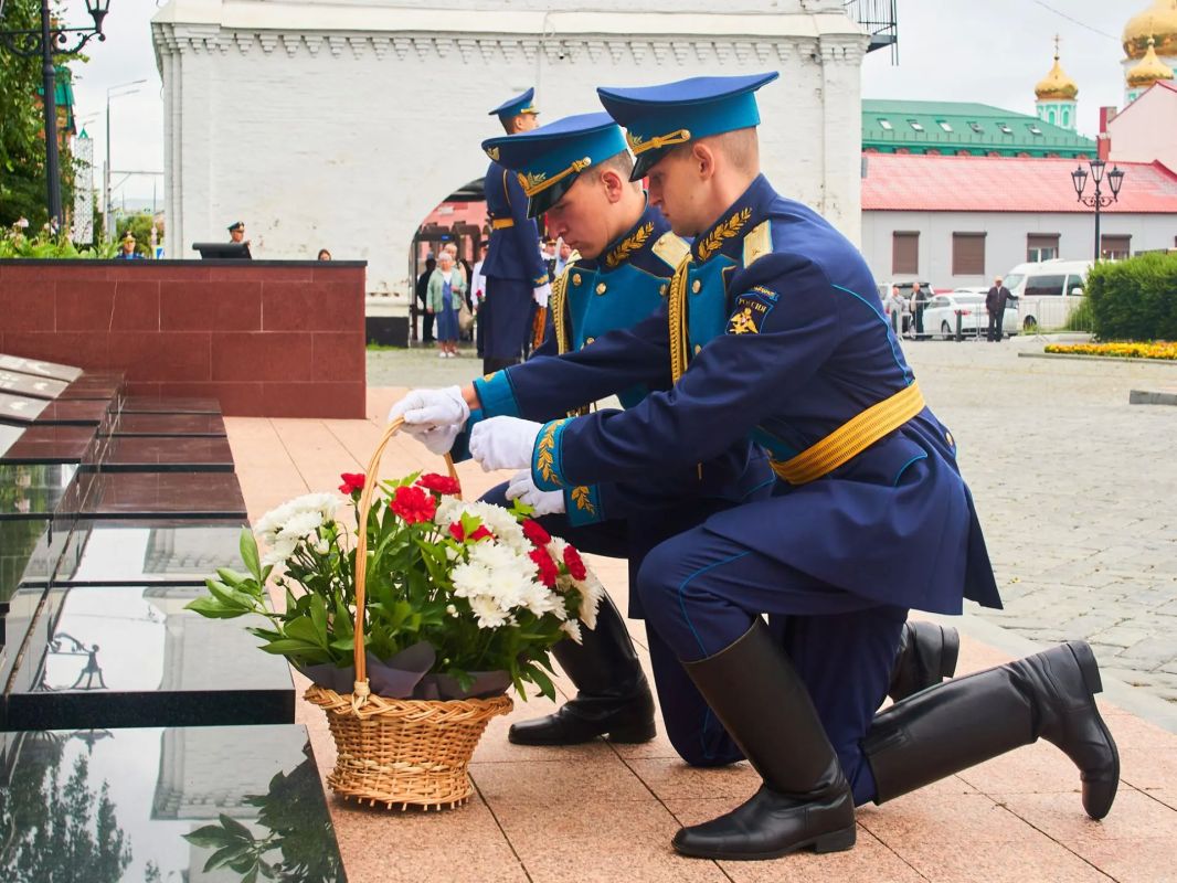 День памяти и скорби. Сегодня на площади Сызранского кремля прошёл митинг с возложением цветов к братским захоронениям и Вечному огню. 85 лет назад фашистская Германия вероломно напала на нашу страну День памяти и скорби. Сегодня на площади Сызранского кремля прошёл митинг с возложением цветов к братским захоронениям и Вечному огню. 85 лет назад фашистская Германия вероломно напала на нашу страну