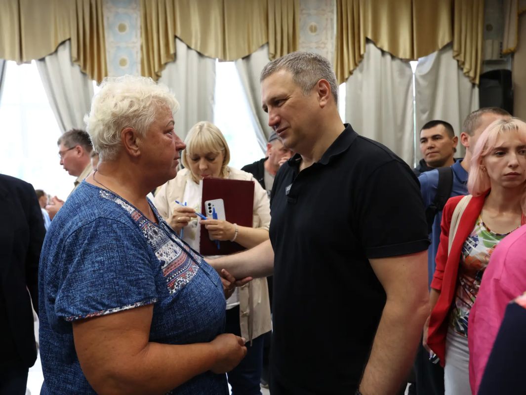 Иван Носков: Вместе с министром социально-демографической и семейной политики Самарской области Оксаной Щербицкой, врио руководителя Государственной жилищной инспекции Самарской области Георгием Степаняном и главой... Иван Носков: Вместе с министром социально-демографической и семейной политики Самарской области Оксаной Щербицкой, врио руководителя Государственной жилищной инспекции Самарской области Георгием Степаняном и главой...