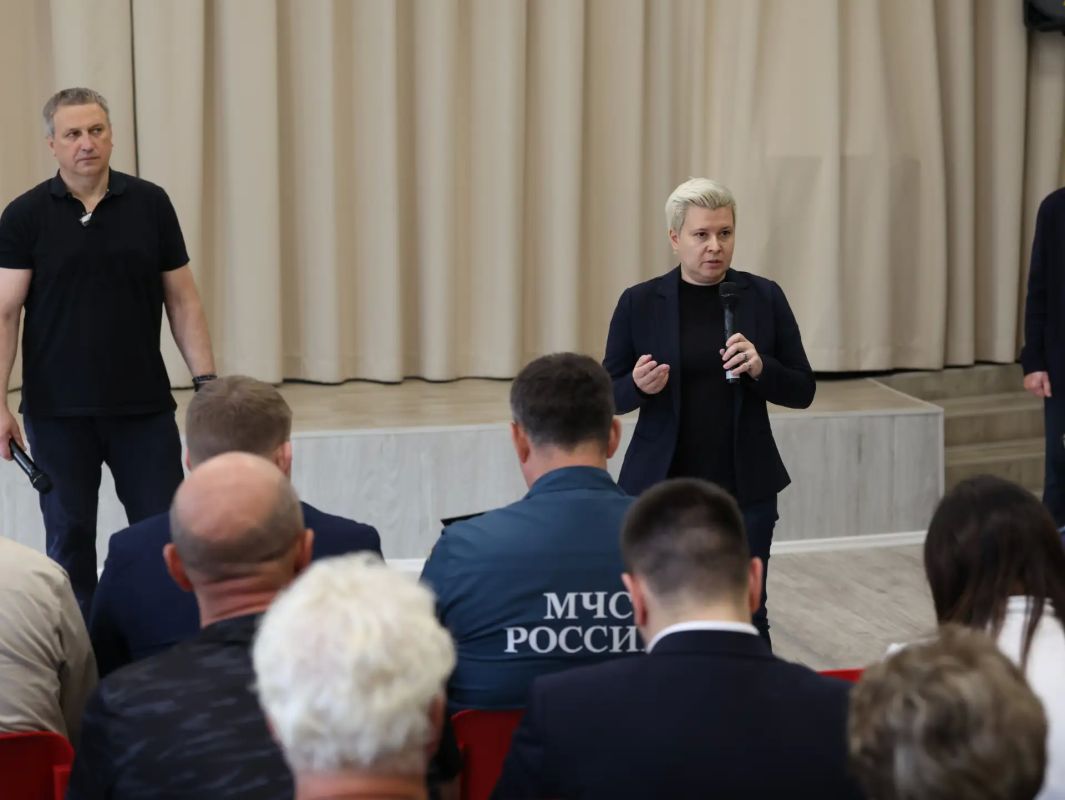 Иван Носков: Вместе с министром социально-демографической и семейной политики Самарской области Оксаной Щербицкой, врио руководителя Государственной жилищной инспекции Самарской области Георгием Степаняном и главой... Иван Носков: Вместе с министром социально-демографической и семейной политики Самарской области Оксаной Щербицкой, врио руководителя Государственной жилищной инспекции Самарской области Георгием Степаняном и главой...