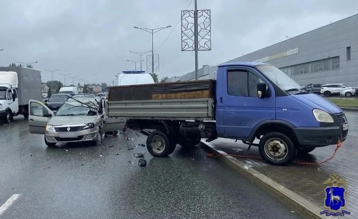 Полицейские рассказали о пострадавших в столкновении Renault Logan и «ГАЗель» в Самаре