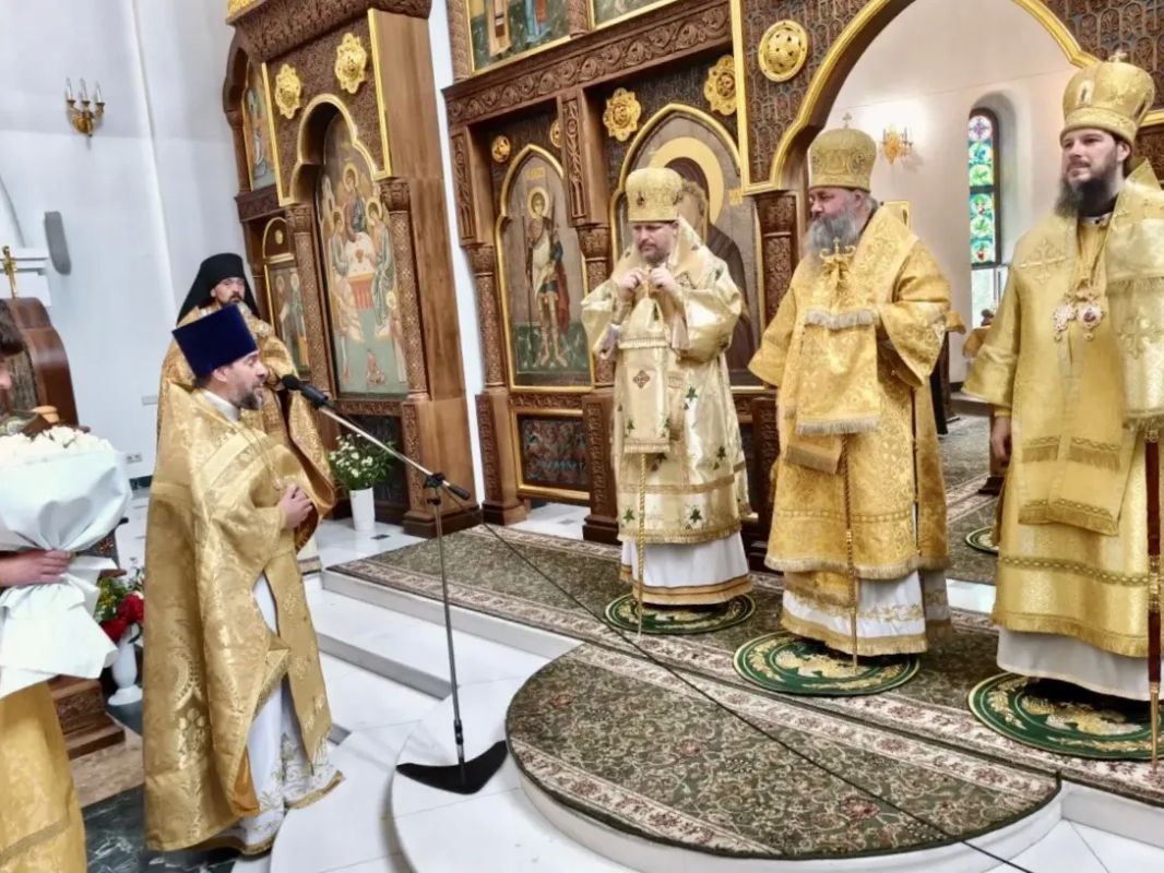 Благодать единства!. В духовном сердце Академии Святителя Алексия - храме во имя Вселенских Учителей и Святителей Василия Великого, Григория Богослова и Иоанна Златоустого состоялась божественная литургия Благодать единства!. В духовном сердце Академии Святителя Алексия - храме во имя Вселенских Учителей и Святителей Василия Великого, Григория Богослова и Иоанна Златоустого состоялась божественная литургия