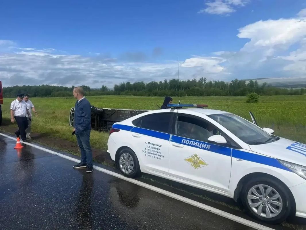 Перевернулся автобус в Красноярском крае Перевернулся автобус в Красноярском крае