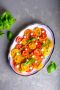 Салат из свежих помидоров с брынзой и базиликовым песто: вкус лета на вашей тарелке