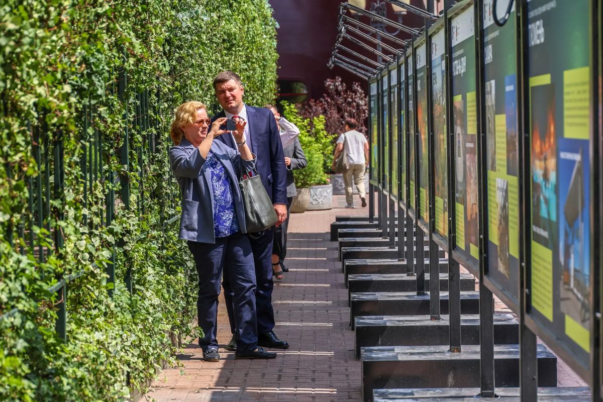 На Арбате открылась фотовыставка «Городская эволюция», посвященная развитию российских городов На Арбате открылась фотовыставка «Городская эволюция», посвященная развитию российских городов