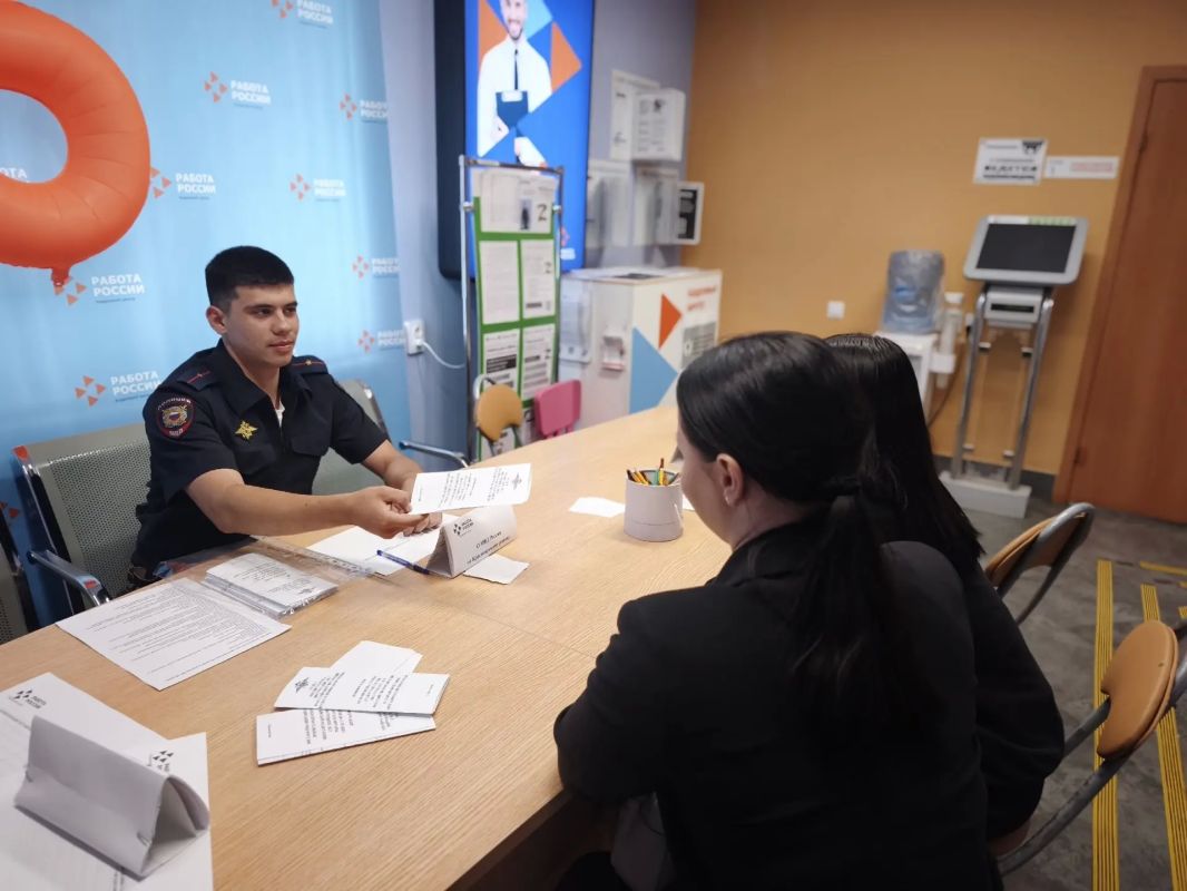 В Самарской области продолжается профориентационная работа с молодёжью: сотрудники полиции проводят встречи с учащимися, популяризируя службу в органах внутренних дел и поступление в вузы МВД России