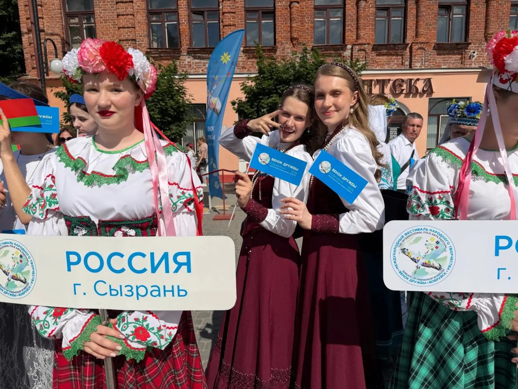 Важная часть визита – участие в XVIII Международном фестивале народного творчества «Венок дружбы» Важная часть визита – участие в XVIII Международном фестивале народного творчества «Венок дружбы»