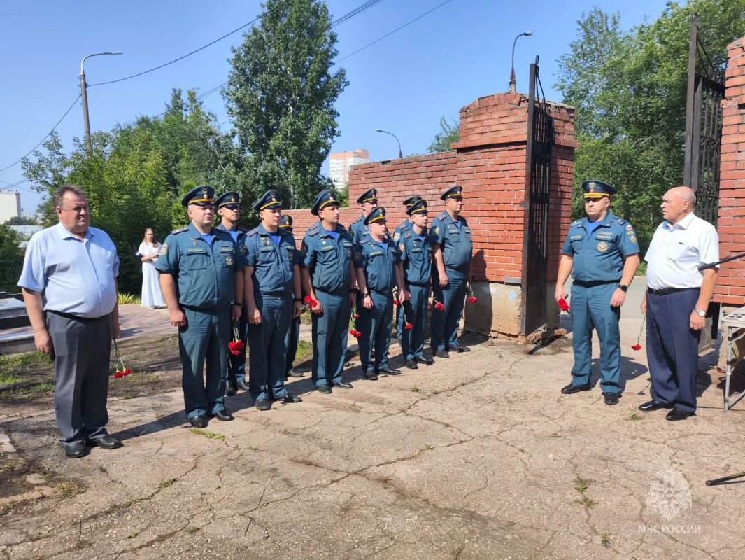 В Самаре почтили память пожарных, погибших 78 лет назад в катастрофе на Куйбышевской нефтебазе В Самаре почтили память пожарных, погибших 78 лет назад в катастрофе на Куйбышевской нефтебазе